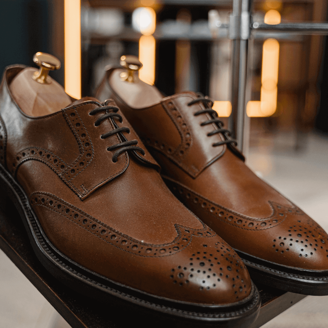 Urad leather conditioner is a versatile product that can be used on a variety of leather footwear, including leather boots, men's dress shoes, and casual shoes for men.